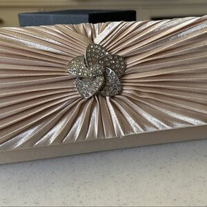 Elegant Cream Clutch with Rhinestone Flower